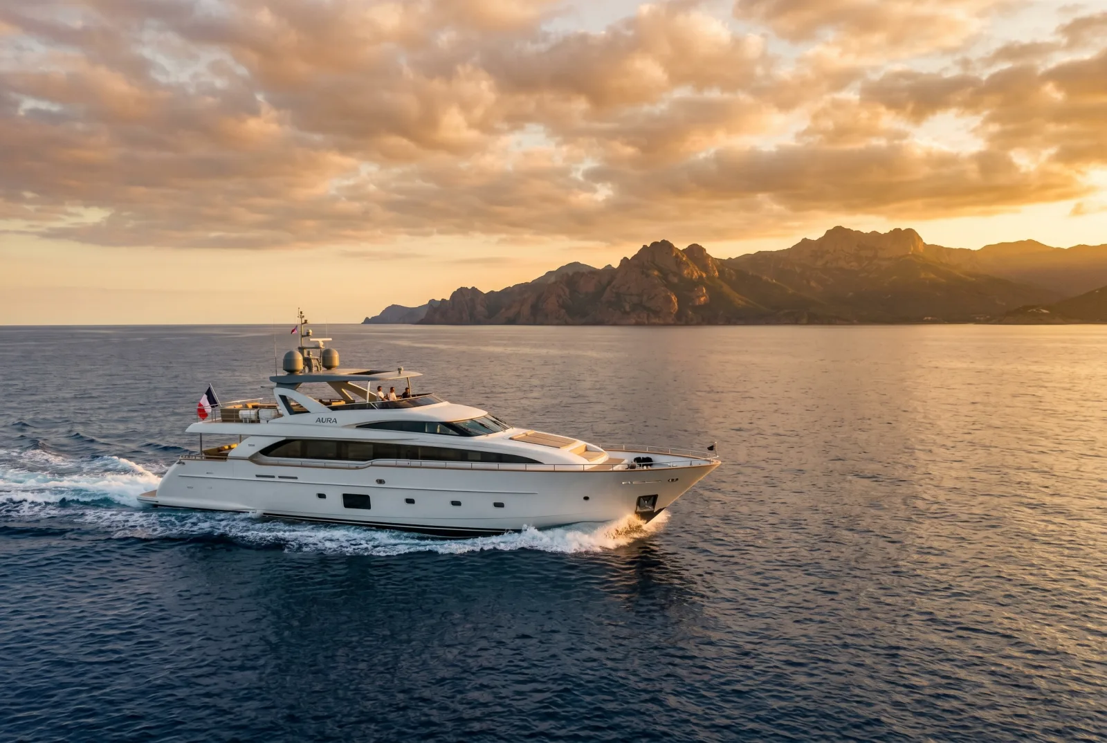 Luxus-Motoryacht in ruhiger mediterraner See zur goldenen Stunde
